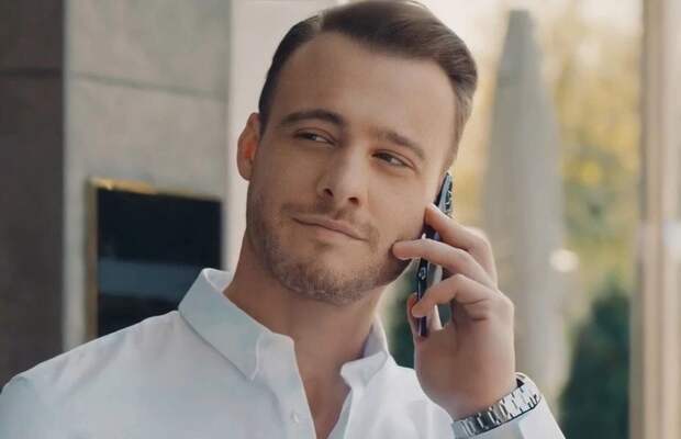 Фанатки сериала «Постучись в мою дверь» готовы выложить за тур «полного погружения» по местам славы Серкана Болата тысячи долларов. Кадр из сериала
