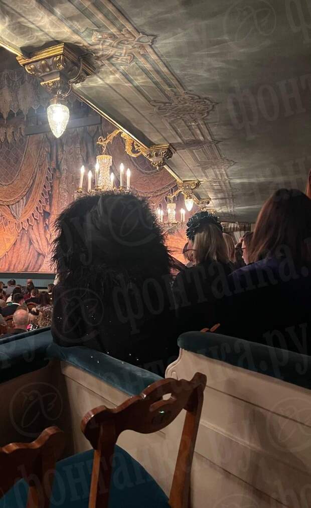 Звезда в шоке! Шляпа Сергея Зверева «размером с пачку Одетты» помешала зрителям Мариинского театра