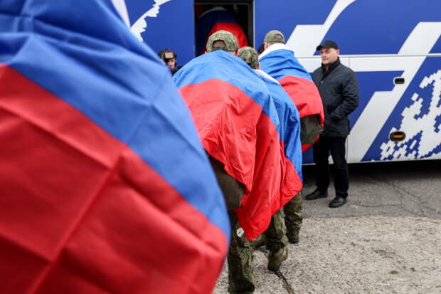 Самолет с вернувшимися из украинского плена российскими военнослужащими приземлился