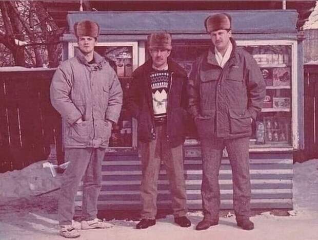 1. Партнеры у своего ларька. 1994 год 1. Партнеры у своего ларька. 1994 год