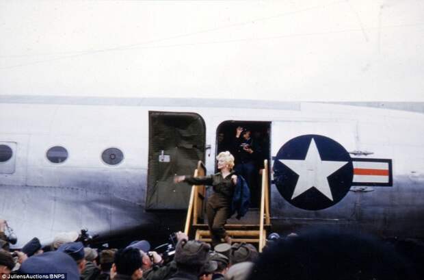Мэрилин прилетела выступить перед солдатами в Корее, февраль 1954 года аукцион, мэрилин монро, фотография
