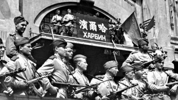 Красноармейцы в Харбине: парад Победы над Японией.