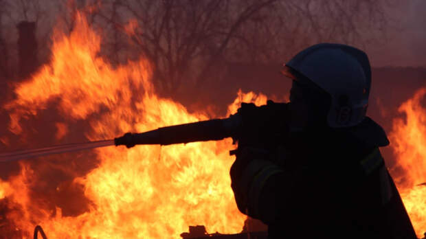 Пожар охватил сразу несколько дачных поселков в Иркутской области