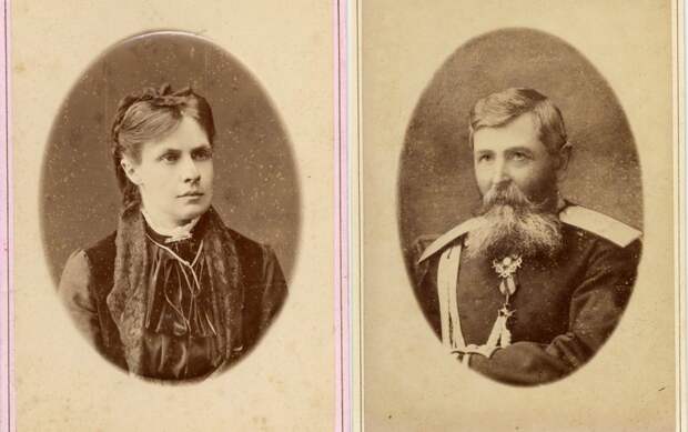 Мать Нина Викторовна Беневская, урожденная Иващенко (1850-1906) и отец Аркадий Семенович Беневский (1840-1913).
