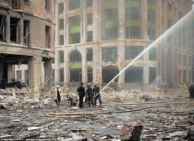 Пожарные тушат горящее после бомбардировки здание неподалеку от Лондонского моста блиц, бомбардировка, великобритания, вторая мировая война, колоризация, колоризированные снимки, колоризированные фото, лондон