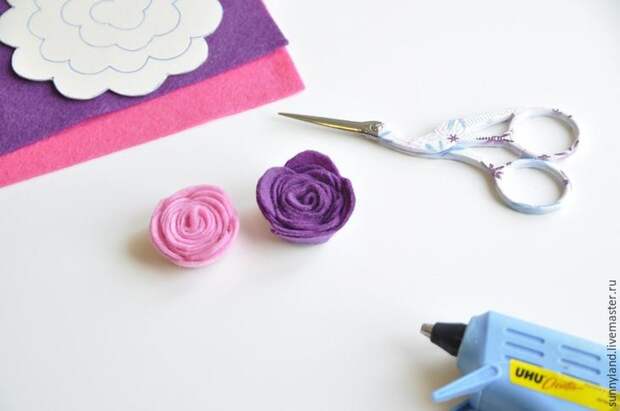 Делаем цветы из фетра для декоративной цифры