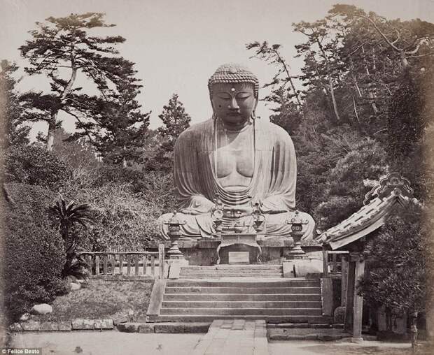 Статуя: Дай Butsu, Йокогама.  Некоторые 68 отпечатков, взятых из оригинальных негативов были сделаны в альбом, что г-н Беато продал капитану Родерик Dew