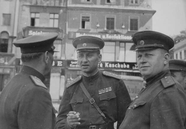Генерал-полковник А.А. Гречко с офицерами на улице немецкого городка Франкенштайн.