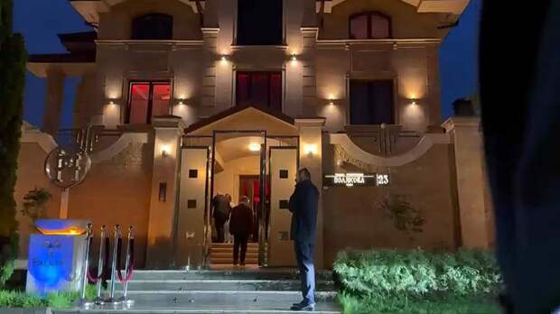 С широко закрытыми дверями: что скрывают российские знаменитости