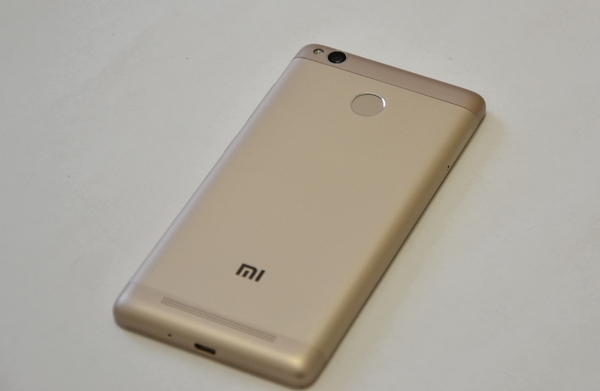 Xiaomi Redmi 3S сзади