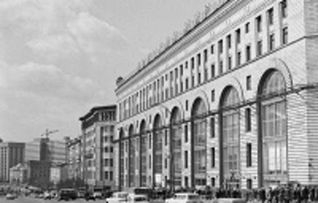 Строительство магазина началось в 1953 году на месте торгового квартала по проекту архитектора Алексея Душкина, который проектировал станции Московского метрополитена "Маяковская", "Кропоткинская" и др. "Детский мир", 1968 год 