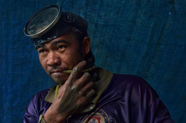 Филиппинский шахтеры рискуют своими жизнями, ныряя в мутные воды в поисках золота
