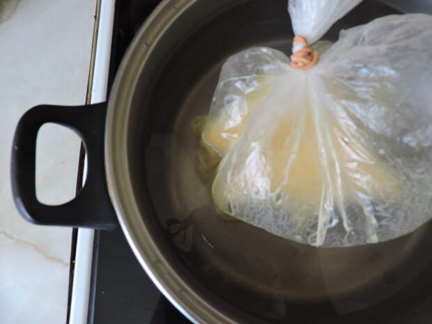 Опустить пакет в кастрюлю с водой ( 1,5 лит воды ) довести до кипения и варить в течении 10 минут еда, омлет, своими руками, сделай сам