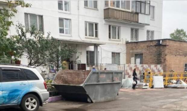 На Хлобыстова место для мусорного бака нашли на парковке
