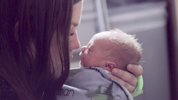 Сибирячку, которая родила в парке мальчика и бросила в кустах, искали два месяца