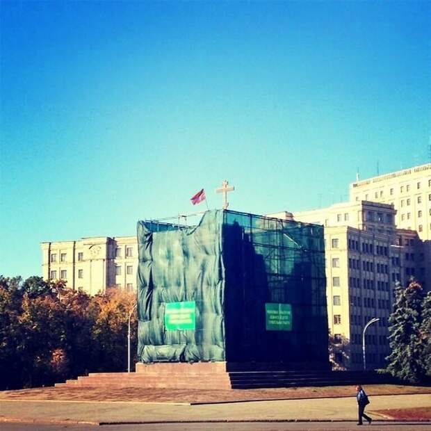 В Харькове на месте памятника Ленину установили флаг Новороссии В Харькове на месте памятника Ленину установили флаг Новороссии