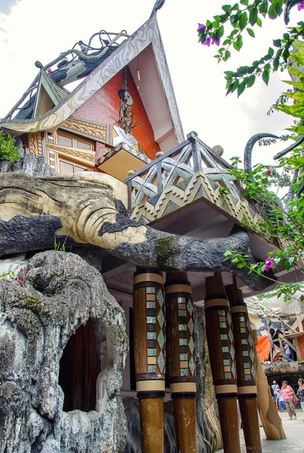 Все строения имеют необычную форму и удивляют архитектурными решениями (Crazy House, Вьетнам).