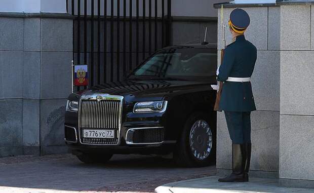 На фото: автомобиль президентского проекта кортеж ЛиАЗ "Аурус" у Большого Кремлевского дворца