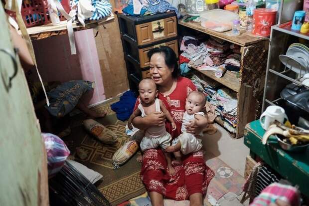 8. Женщина с внуками в комнатушке, где живет 5 человек бедность, джакарта, железная дорога, индонезия, нищета, репортаж, трущобы