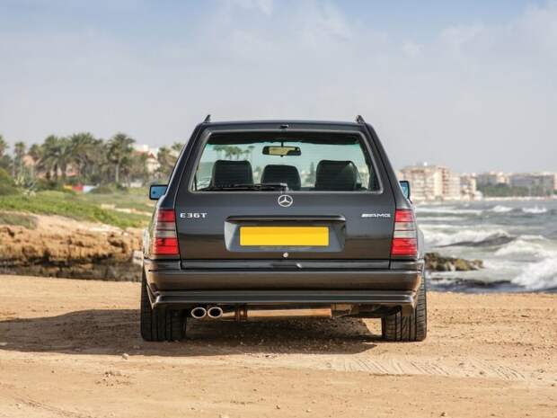 В этом универсале Mercedes-Benz E36 AMG семь посадочных мест