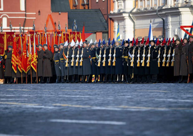 Мероприятие в москве 7 ноября. Преображенцы на параде. МРОО Преображенцы. Миниатюра парад Победы. Преображенцы на красной Пресне.