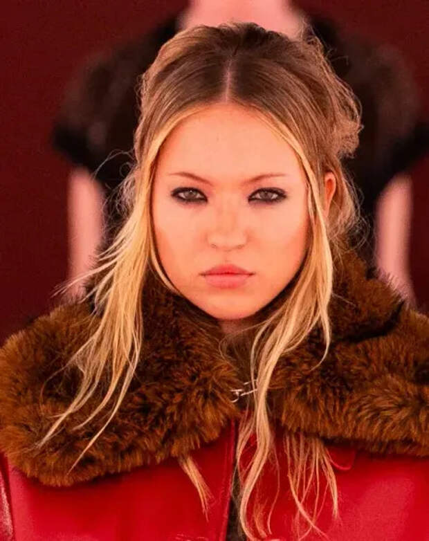 Лила Мосс на показе H&M осень-зима — 2025