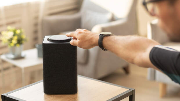 О чем нельзя говорить рядом с умной колонкой, предупредил эксперт