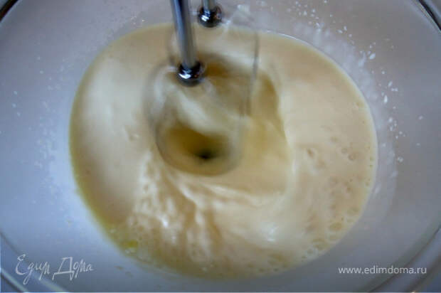 Приготовить крем. Соединить сметану и сгущенное молоко, взбить в течение 5-7 минут.