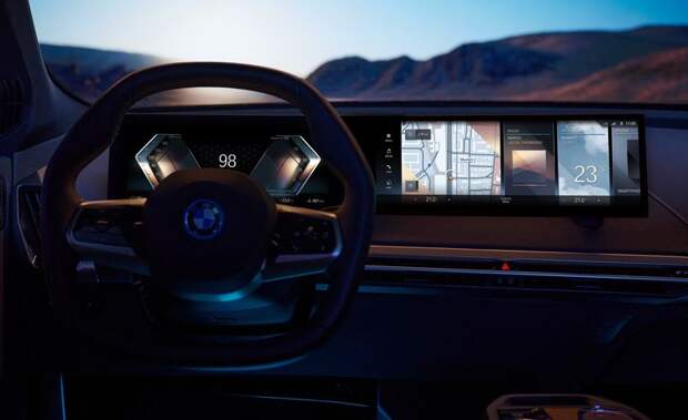 BMW представляет новую информационно-развлекат ельную систему iDrive 8 с поворотным контроллером в комплекте