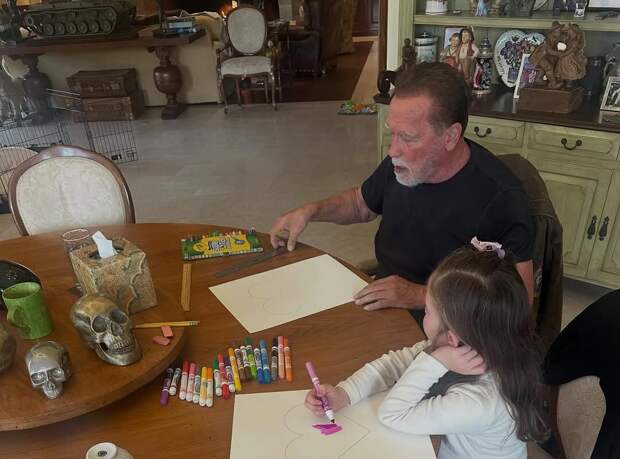 Дочь актера Арнольда Шварценеггера опубликовала фото отца с его внучками