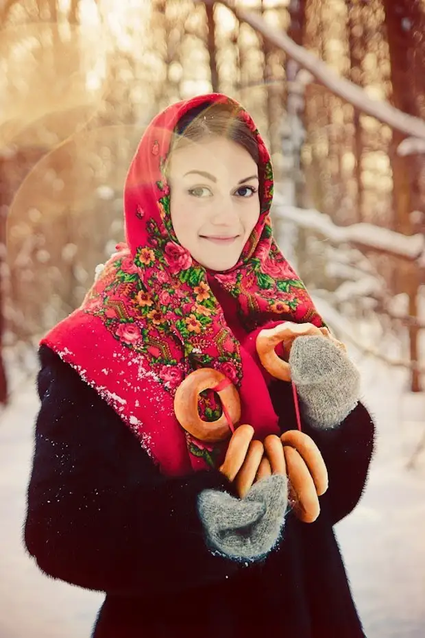 Сессия в русском платке зимой