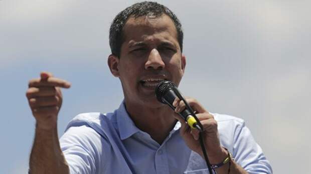 Лидер оппозиции Хуан Гуаидо, провозгласивший себя временным президентом страны, во время акции оппозиции в Каракасе