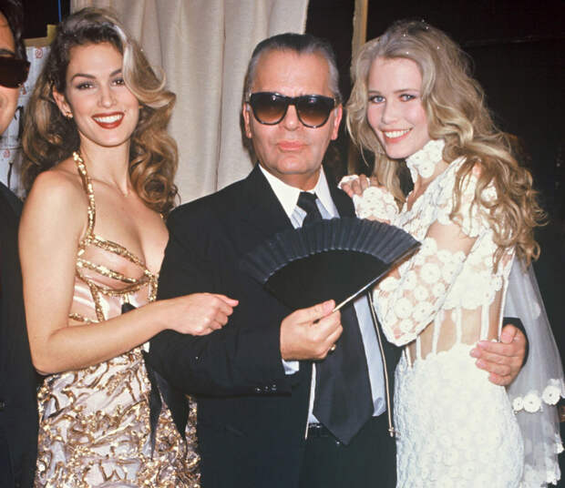 Синди Кроуфорд и Клаудия Шиффер с Карлом Лагерфельдом. Бэкстейдж показа Chanel, 1993 год
