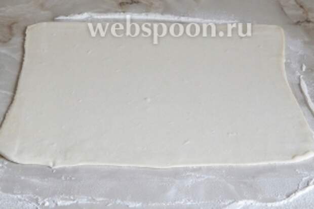 Рабочую поверхность присыпаем мукой и раскатываем тесто. Делать это нужно по направлению в одну сторону, иначе слои просто слипнутся.