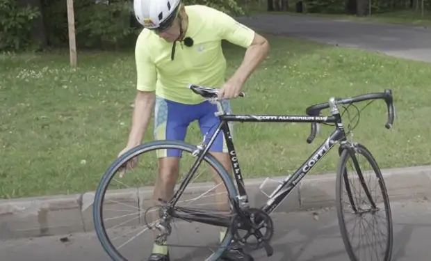 80-летний пенсионер тренируется каждый день уже 60 лет и до сих пор сильнее многих молодых. Смотрим тренировку против старости