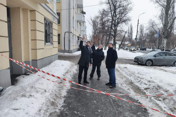 В российском городе ледяная глыба рухнула на коляску с младенцем