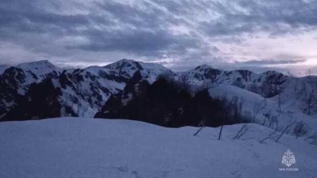 Группа студентов заблудилась в заснеженных горах Сочи: пошли в поход в легкой одежде