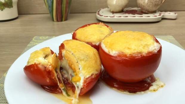Соедините половинки помидор с яйцом и отправьте на противень. Через 20 минут наслаждайтесь результатом