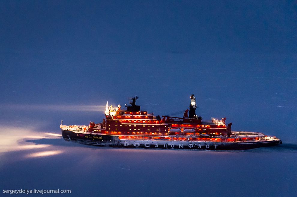 northpole18 Уникальные фотографии ледокола с воздуха на Полюсе в условиях полярной ночи