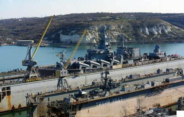 ГРКР "Москва" в доке 13-го судоремонтного завода ЧФ. Источник: modgahead-sev.livejournal.com