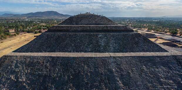Пирамида Солнца в Теотиуакане. Изображение взято с сайта: https://www.airpano.com/photogallery/images_1550/114_400679.jpg