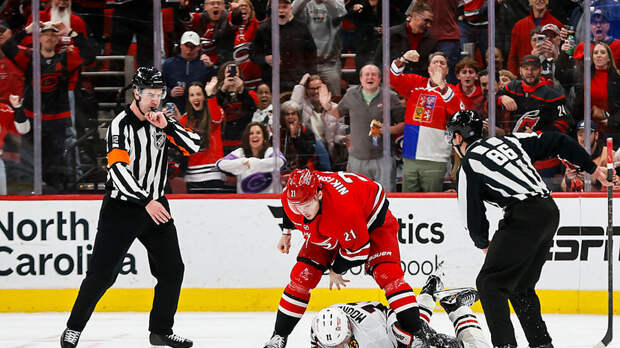 Никишин побил канадца и американца в драке во время матча НХЛ между «Каролиной» и «Чикаго»