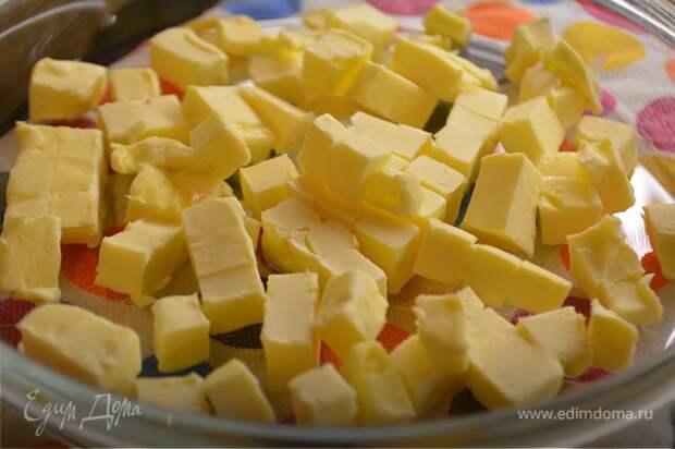 Сливочное масло нарезать мелкими кубиками 0,5х0,5 см. Убрать в морозилку на 10 минут.