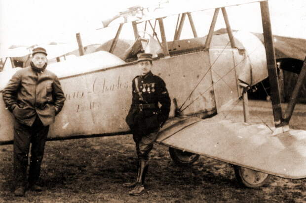 Январь 1916 года, Гинемер позирует перед «Ньюпором» N320. Надпись «Vieux-Charles» Esc N 3 присутствовала только на правом борту. В остальном истребитель нёс лишь стандартные заводские обозначения - Самый известный «Аист» | Военно-исторический портал Warspot.ru