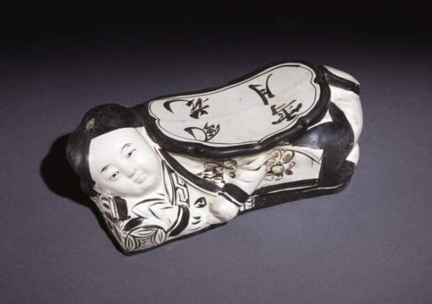 Керамическая подушка, династия Цзинь. /Фото: britishmuseum.org