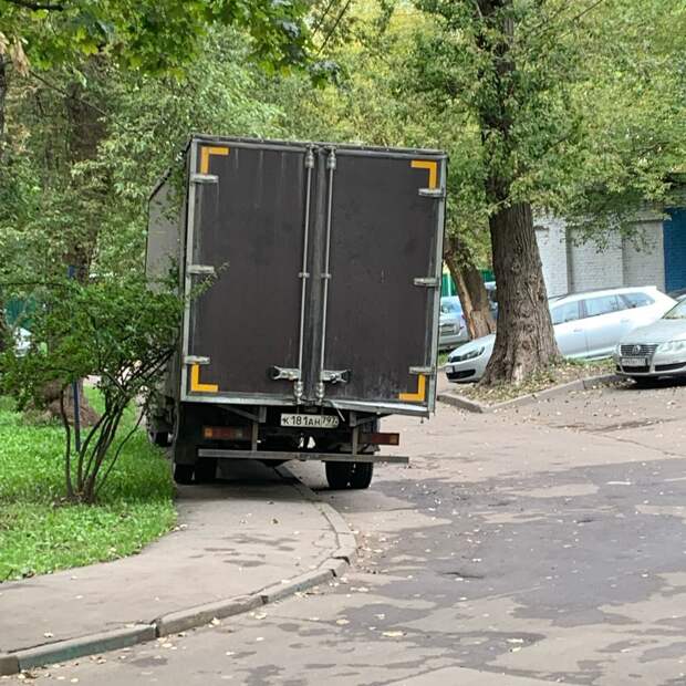 На проспекте Маршала Жукова автохам облюбовал тротуар