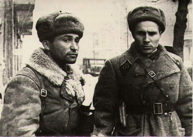 Александр Чапаев (слева)