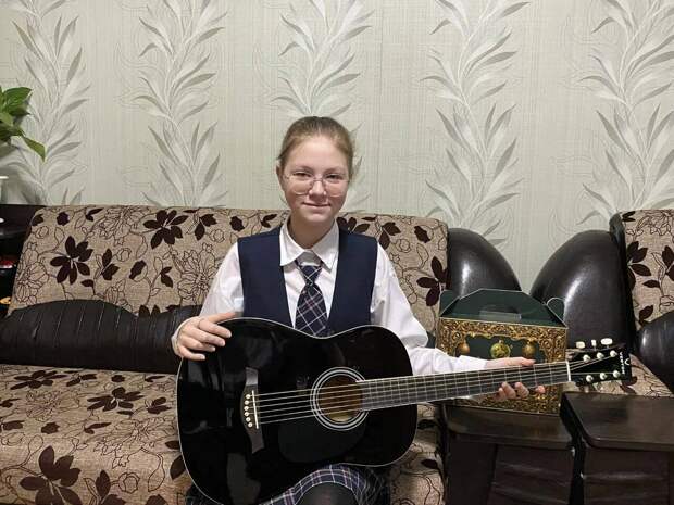 Получившая гитару от Раиса РТ школьница рассказала, что ее папа – боец СВО научил играть