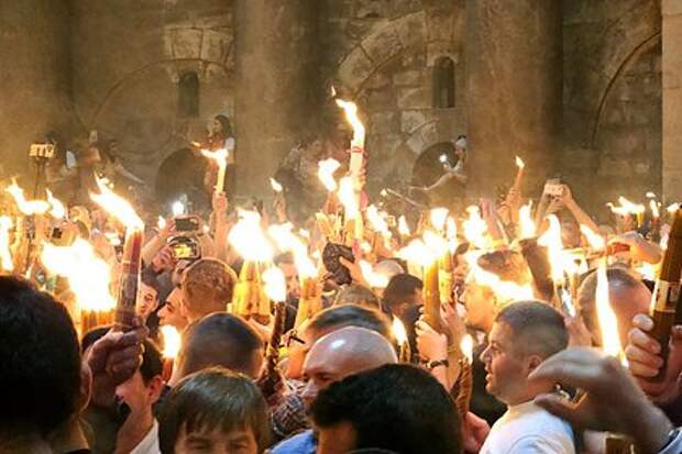 В Иерусалиме сошёл Благодатный огонь в храме Гроба Господня