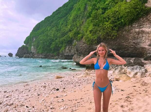 Возлюбленная актера Ивана Жидкова опубликовала фото в бикини